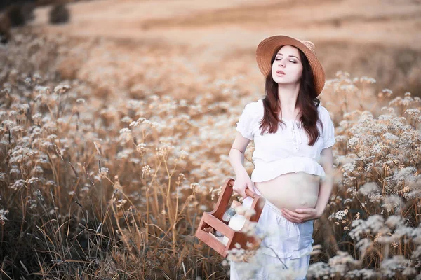 Schwangere Frau Spaziert Herbst Der Natur — Stockfoto