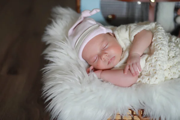 Baby pasgeboren slapen verpakt in een deken — Stockfoto