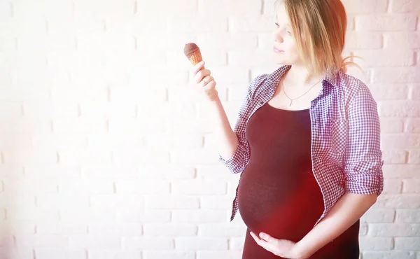 W ciąży młode piękne dziewczyny na dziewiątego miesiąca — Zdjęcie stockowe