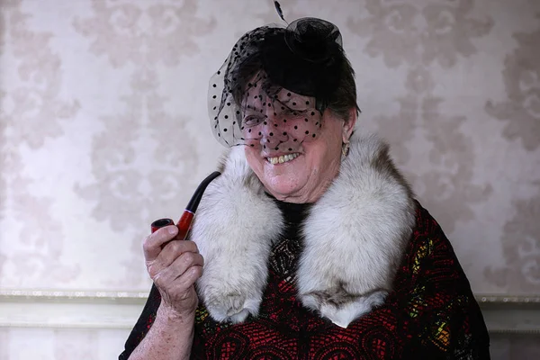 Retro abuela en un sombrero de fumar — Foto de Stock