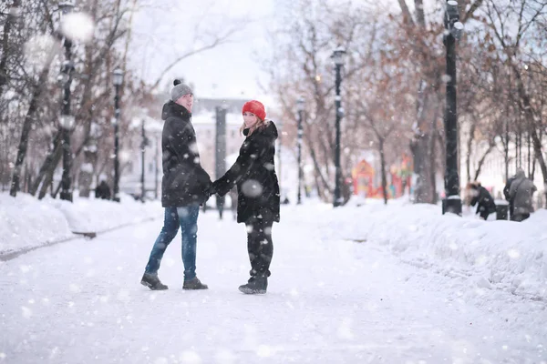 Jovem casal caminhando pelo inverno — Fotografia de Stock