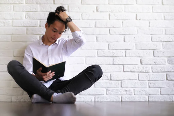 Asiatisk ung student med böcker — Stockfoto