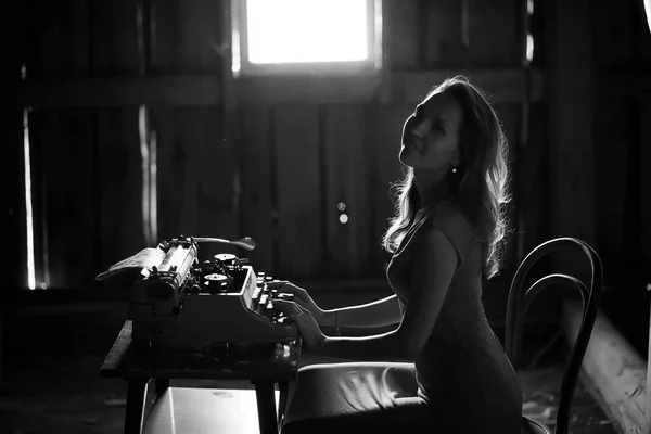 Dziewczyna drukuje na stara maszyna do pisania — Zdjęcie stockowe