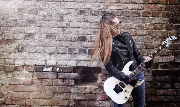 Bela menina roqueiro com guitarra elétrica. Uma música de rock — Fotografia de Stock