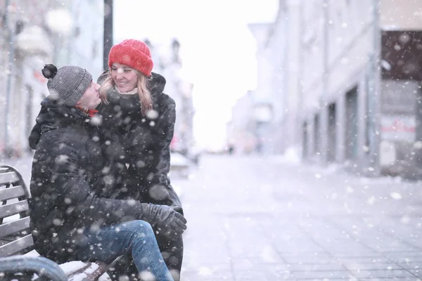 Pareja joven caminando durante el invierno — Foto de Stock