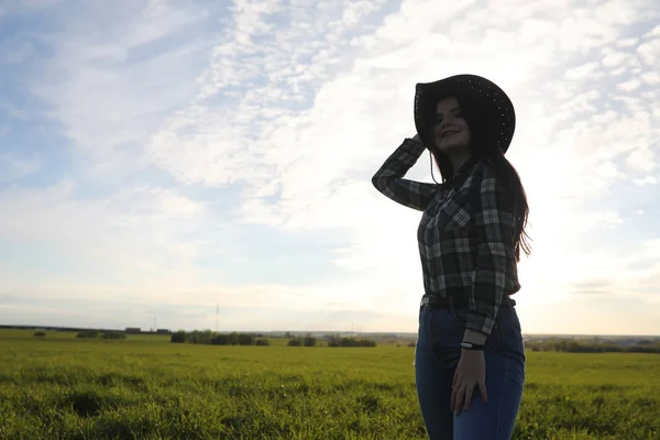 Ein Mädchen Jeans Und Hut Reist Den Sommer Countr — Stockfoto