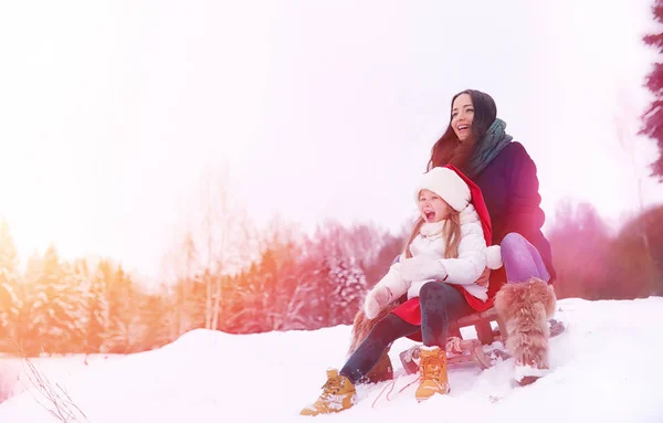 Un conte de fées d'hiver, une jeune mère et sa fille montent en traîneau — Photo