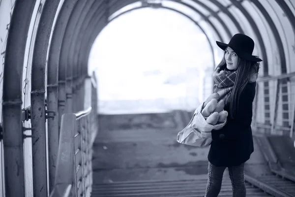 Jeune fille adulte dans le tunnel architectural — Photo