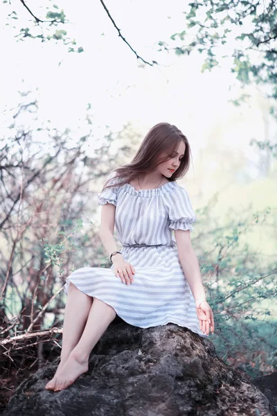 Una chica en un parque verde de primavera —  Fotos de Stock