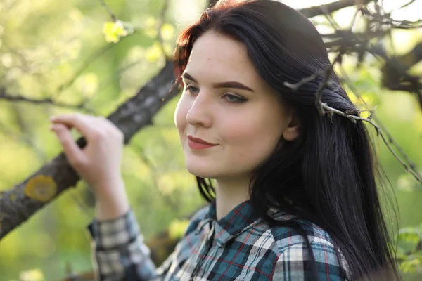 Uma Menina Jeans Chapéu Viaja Verão Conde — Fotografia de Stock