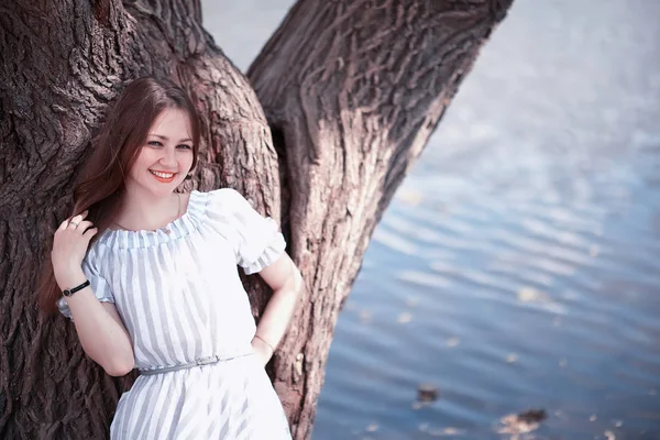 Uma menina em um parque verde primavera — Fotografia de Stock