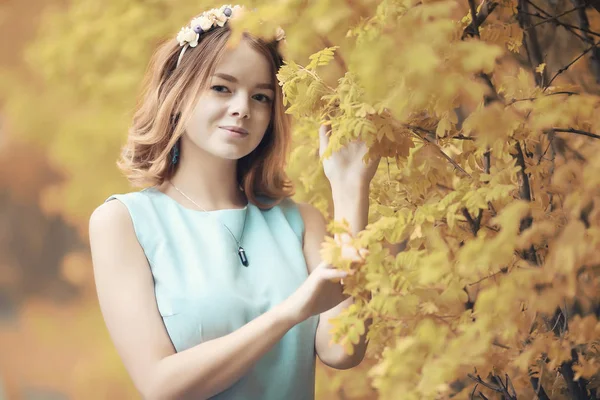 Genç bir kız sonbahar partisinde yürüyüşe çıktı.