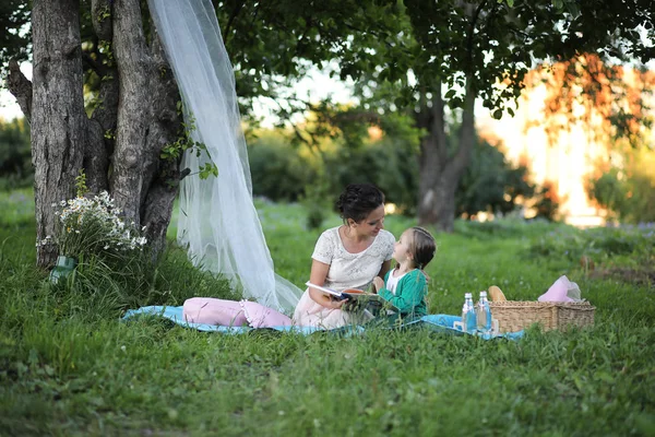 Мати з дочкою на пікніку — стокове фото