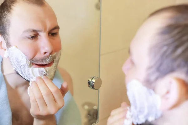 Homem Faz Barba Banheiro Pela Manhã Antes Trabalho — Fotografia de Stock