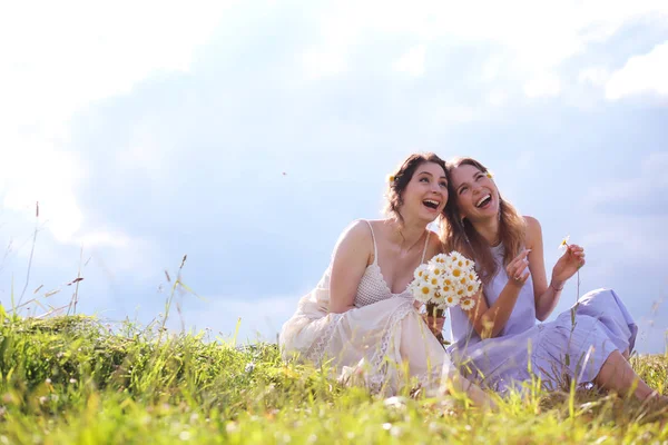 Meninas bonitas em um dia de verão andando — Fotografia de Stock