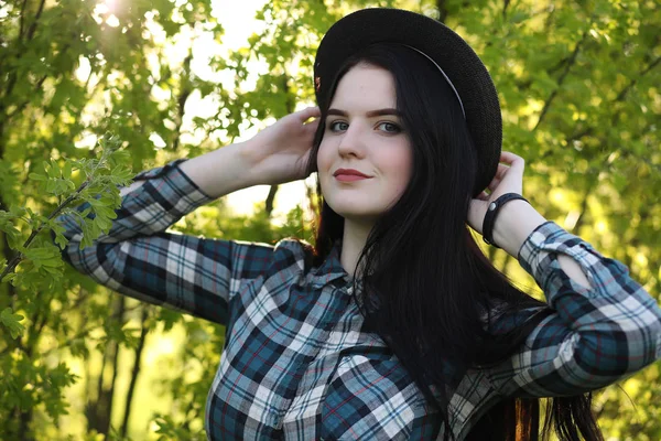 Una Chica Jeans Sombrero Viaja Verano Countr — Foto de Stock