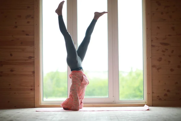 Flickan i yoga på mattan — Stockfoto