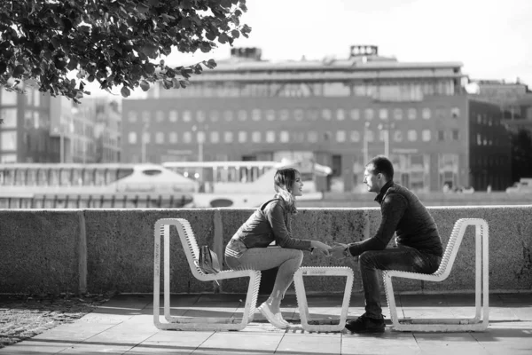 Belo casal jovem na data no parque — Fotografia de Stock