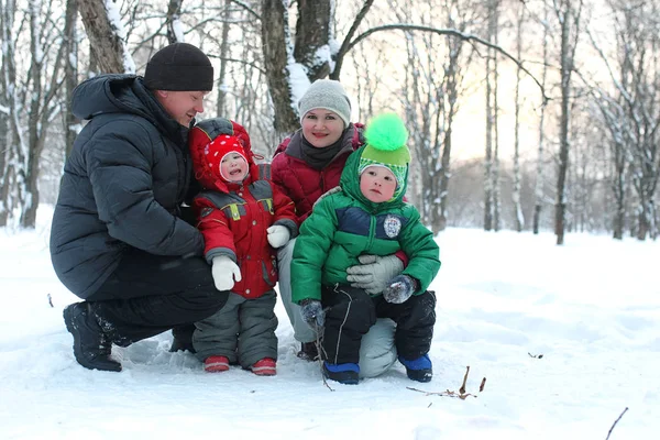 Mladá rodina s dětmi v zimě — Stock fotografie