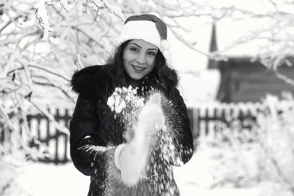 美丽的女孩在冬天雪黑白 — 图库照片
