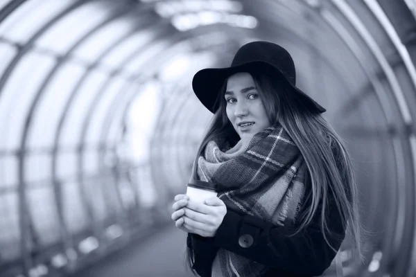 Menina adulta jovem no túnel arquitetônico — Fotografia de Stock