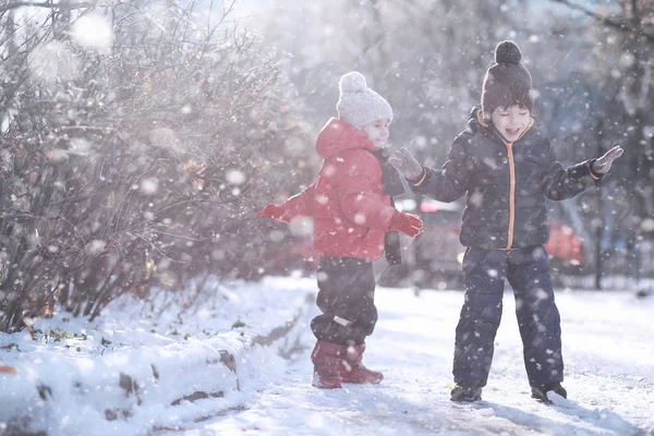 I bambini camminano nel parco prima neve — Foto Stock