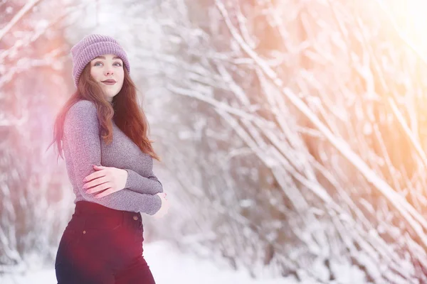 Uma menina em um parque de inverno em uma caminhada. Festas de Natal em t — Fotografia de Stock