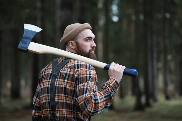 Büyük bir balta ile sakallı bir oduncu — Stok fotoğraf