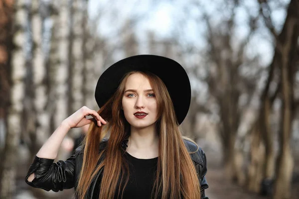Junge Schöne Mädchen Mit Hut Und Dunklem Make Draußen Mädchen — Stockfoto