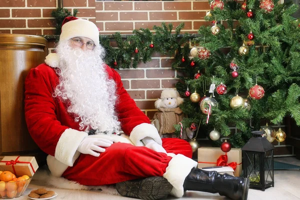 Santa Claus con regalos Árbol de Navidad —  Fotos de Stock