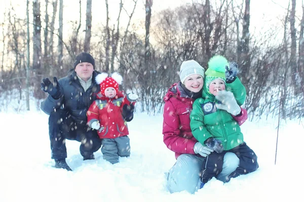 Giovane famiglia nel parco invernale — Foto Stock