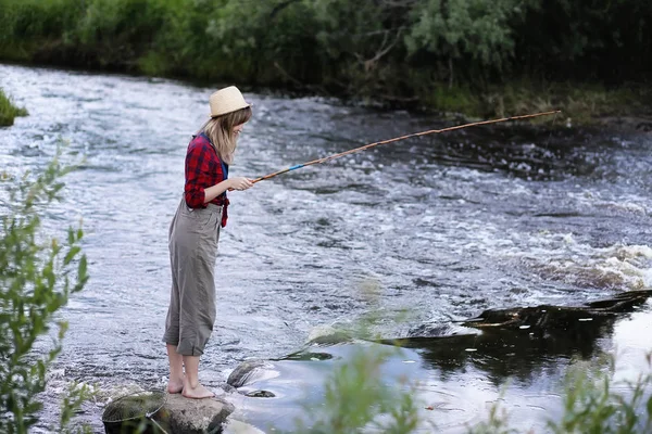 Meisje door de rivier met een hengel — Stockfoto