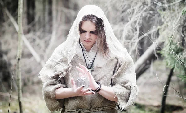 妖精の魔術師。ガラス球、魔法の呪文に魔術師 — ストック写真