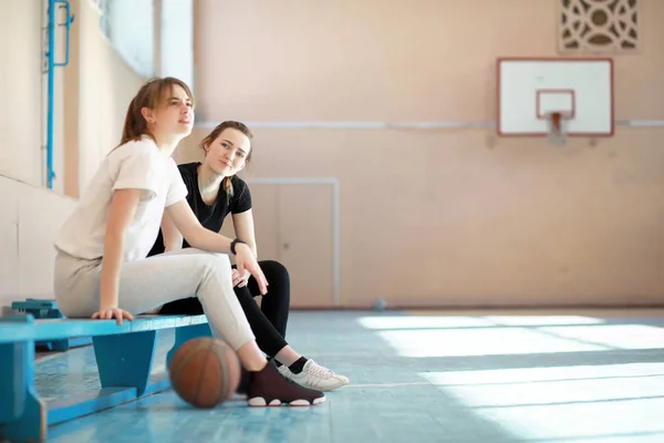 여자 농구는 체육관에서 — 스톡 사진