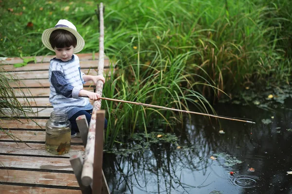 Niño Una Campaña Captura Peces Estanque — Foto de Stock