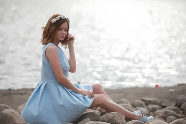 Chica en vestido azul en el parque verde —  Fotos de Stock