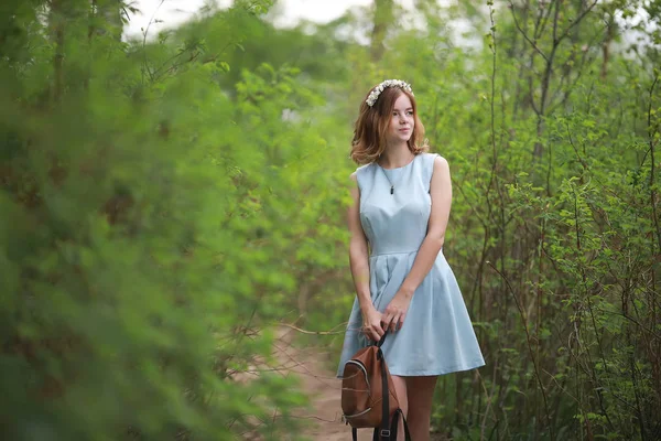 Chica en vestido azul en el parque verde — Foto de Stock