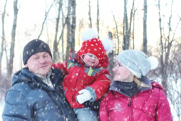 Ung familj i vinterparken — Stockfoto