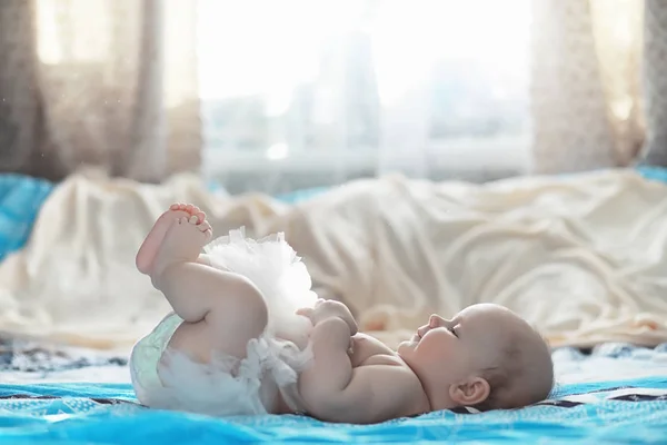 Een Pasgeboren Baby Ligt Een Zacht Bed Emoties Van Kinderen — Stockfoto