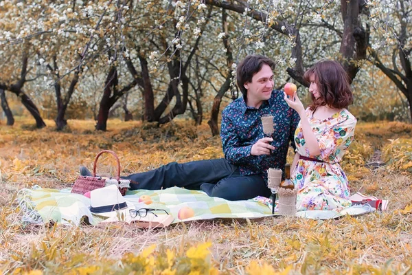 Νεαρό ζευγάρι την ημερομηνία στο πάρκο φθινόπωρο — Φωτογραφία Αρχείου