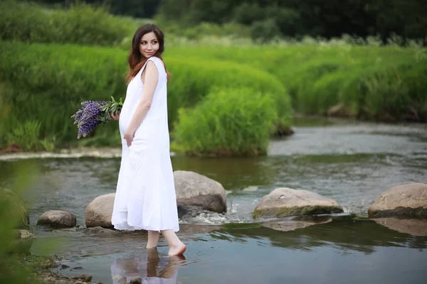 Yaz Aylarında Bir Yürüyüşe Doğada Hamile Kadın — Stok fotoğraf