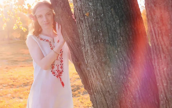 Une fille en promenade dans un parc. Jeune fille aux cheveux roux au printemps — Photo