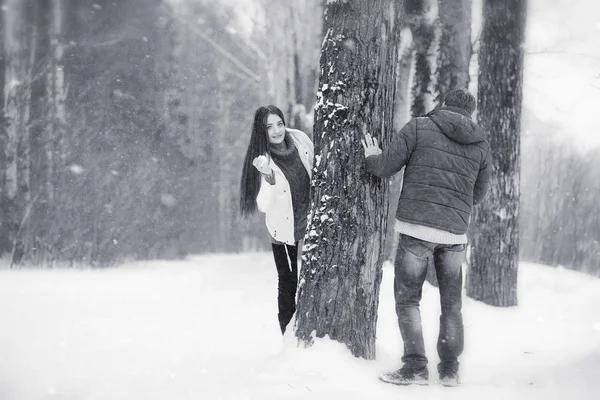 Un cuplu iubitor într-o plimbare de iarnă. Bărbat și femeie la o întâlnire în — Fotografie, imagine de stoc