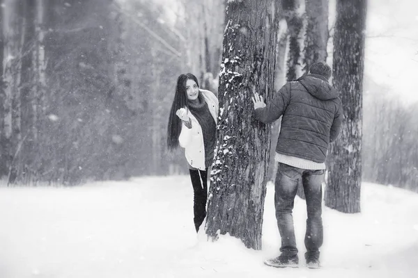 Una pareja cariñosa en un paseo de invierno. Hombre y mujer en una cita en el —  Fotos de Stock