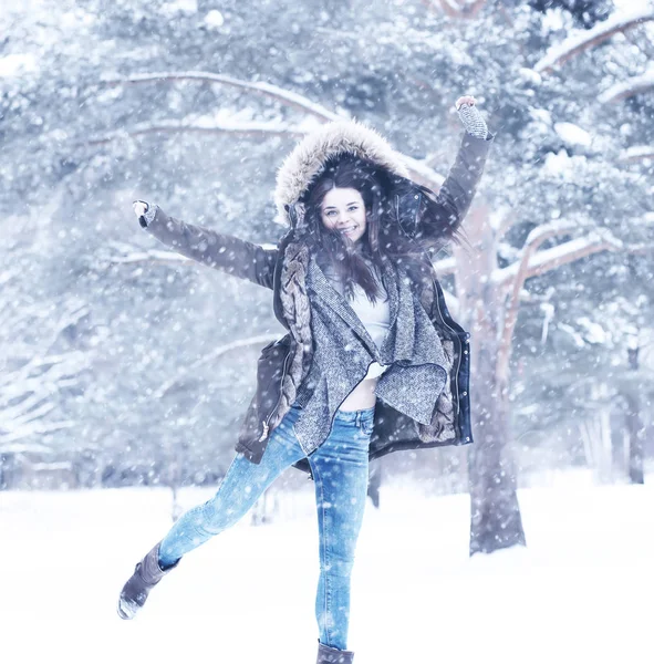 美丽的女孩在美丽的冬天雪 — 图库照片