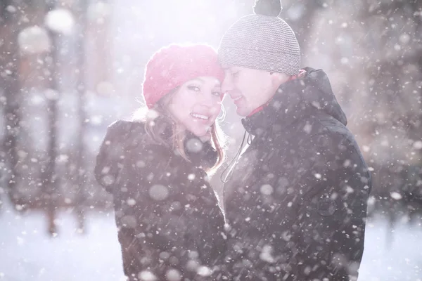 Unga par gå genom vintern — Stockfoto