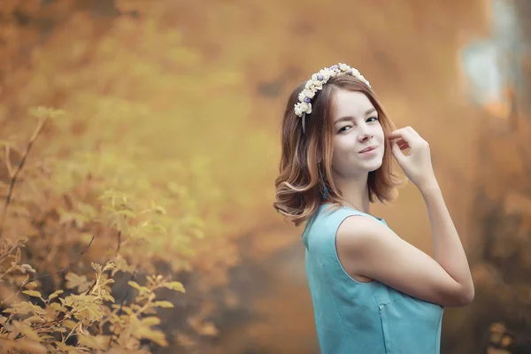 Chica Joven Paseo Par Otoño —  Fotos de Stock