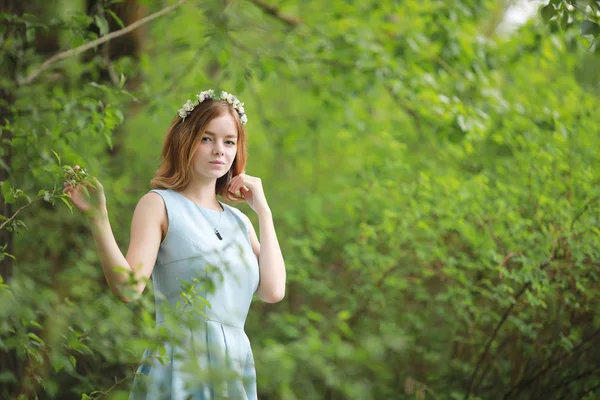 Κορίτσι με μπλε φόρεμα σε καταπράσινο πάρκο — Φωτογραφία Αρχείου