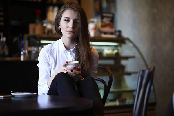 La ragazza nella colazione caffè — Foto Stock