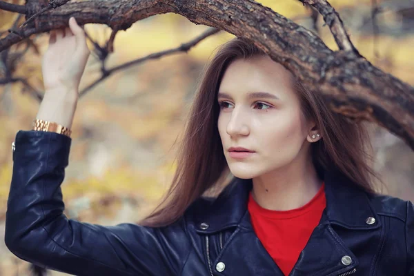 Fiatal lány az őszi parkban — Stock Fotó